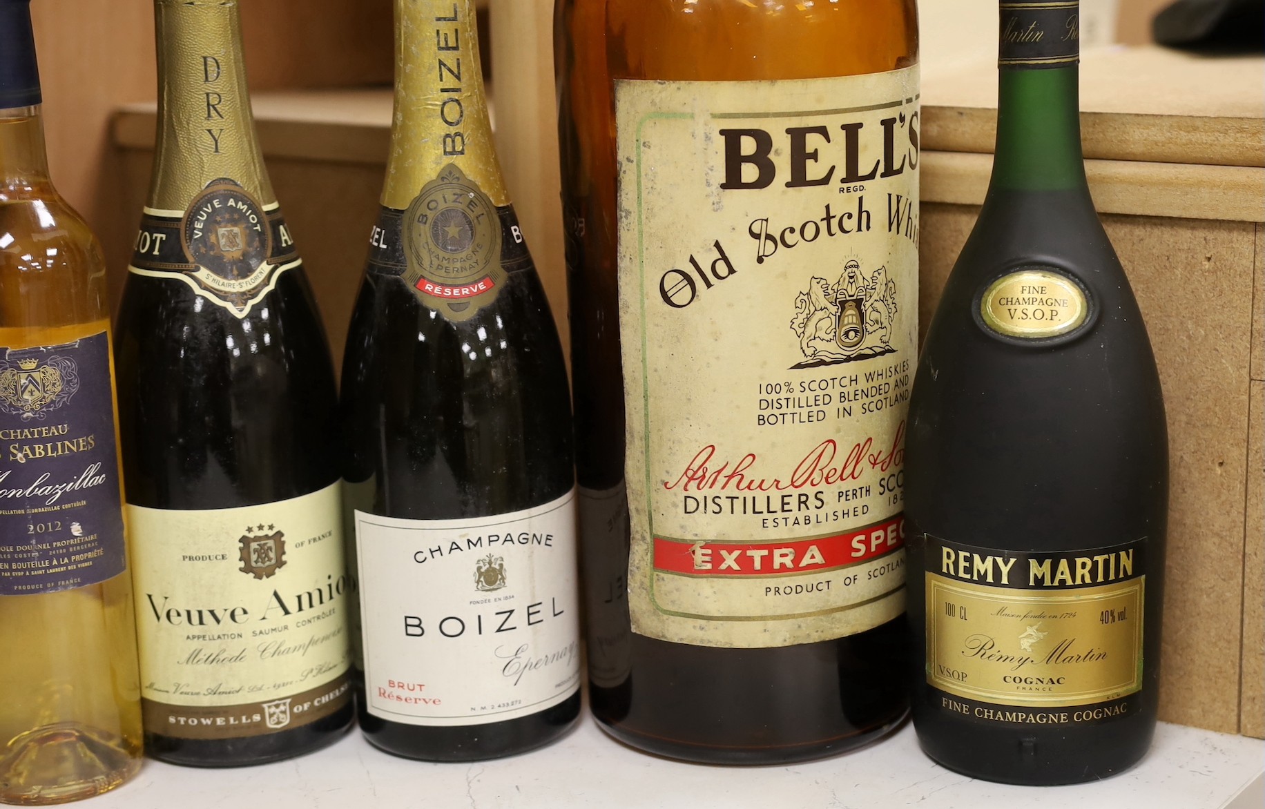 Various bottles of champagne, wine and brandy including a 1984 Warre's vintage port and a 1970 Moet & Chandon (7)